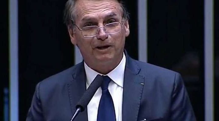 Bolsonaro assina decreto que fixa salário mínimo em R$ 998 em 2019